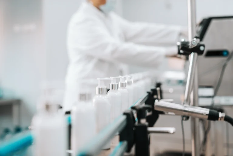 엄격한 품질 관리와 위생적인 자동화 공정을 거쳐 생산되는 제조 시설 전경입니다.