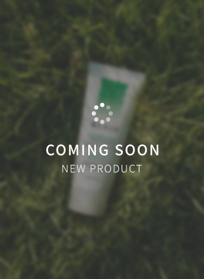 초록빛 풀밭 위 BLAJU 시카좀 크림 출시 예고 이미지로, 자연의 생명력을 담은 건강한 피부 변화를 기대하게 합니다.