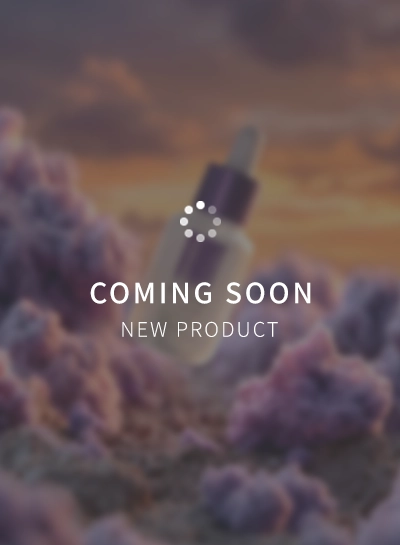 보랏빛 노을 배경 속 BLAJU 세럼 티저 비주얼로, 신비롭고 깊이 있는 영양감을 전달하는 고기능성 스킨케어를 예고합니다.