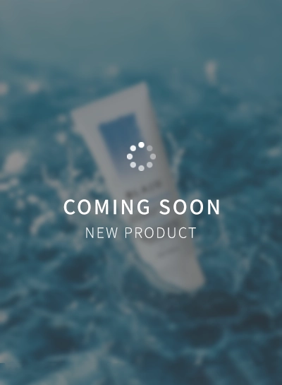 시원한 물보라 속에 담긴 BLAJU 수딩 크림 커밍순 이미지로, 피부에 즉각적인 수분과 청량감을 채워주는 순간을 시각화합니다.